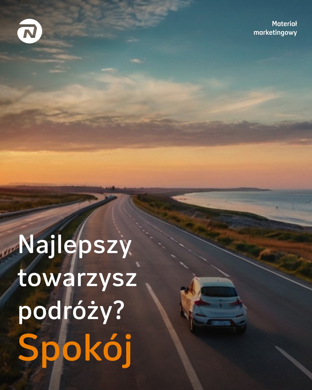 Samochód na drodze o zmierzchu z hasłem 'Najlepszy towarzysz podróży? Spokój'. Materiał marketingowy z logo firmy w rogu.