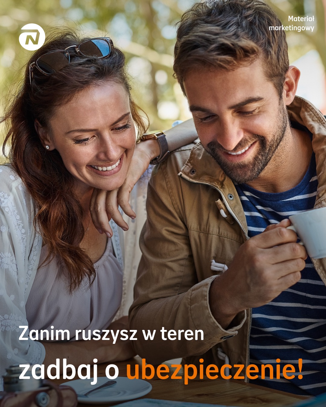 Uśmiechnięta para przy stole, mężczyzna z kawą. Reklama: 'Zanim ruszysz w teren, zadbaj o ubezpieczenie!'.