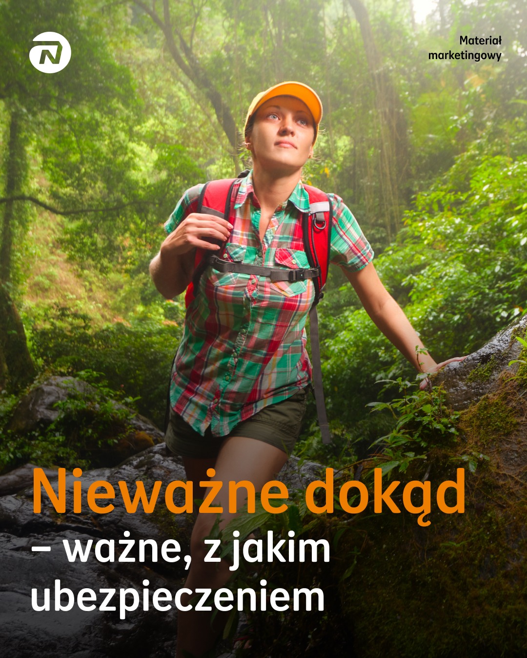 Kobieta z plecakiem w dżungli, tekst 'Nieważne dokąd - ważne, z jakim ubezpieczeniem'. Materiał marketingowy ubezpieczeń turystycznych.