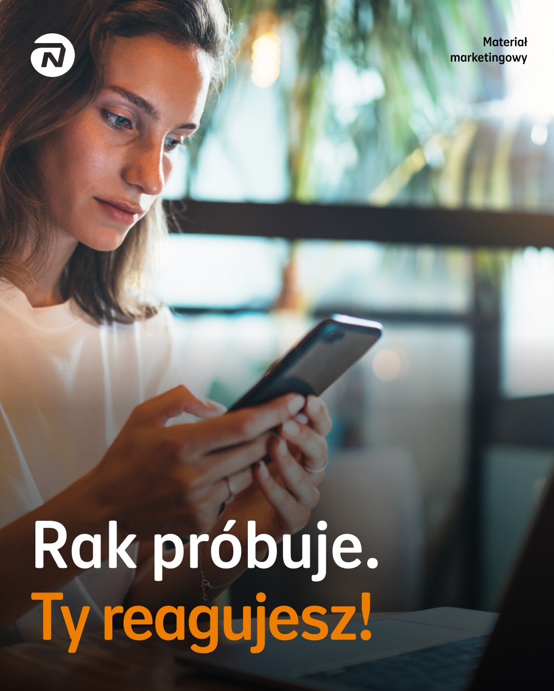 Kobieta przegląda ofertę na smartfonie. Tekst: Rak próbuje. Ty reagujesz! Materiał marketingowy z logo firmy w lewym górnym rogu zdjęcia.