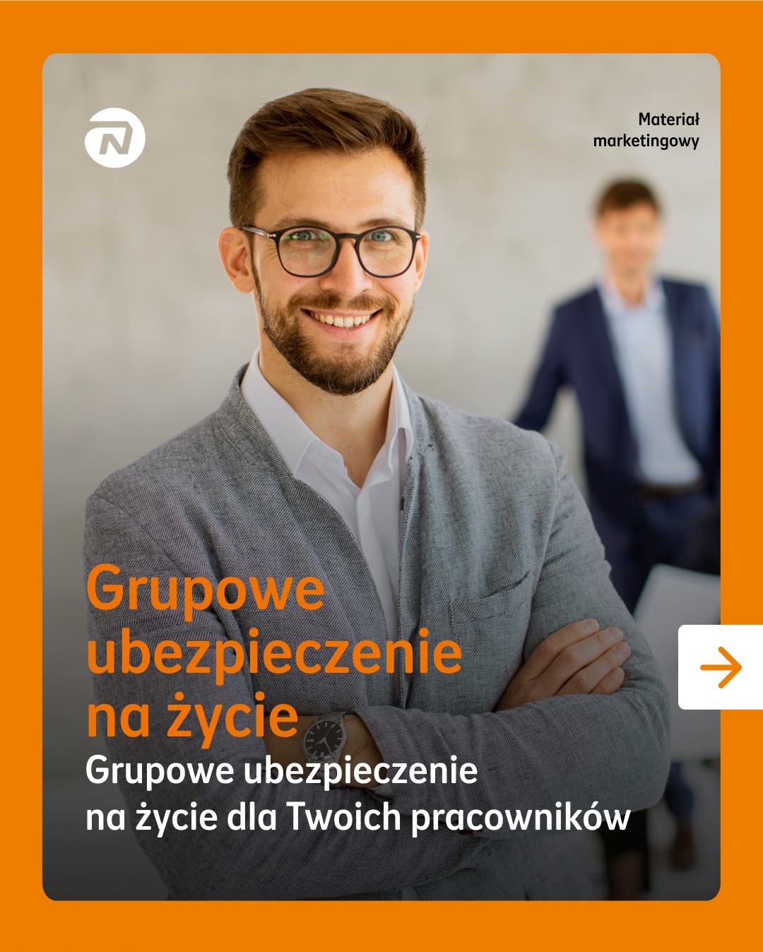 Uśmiechnięty mężczyzna w okularach na tle grafiki z tekstem 'Grupowe ubezpieczenie na życie dla Twoich pracowników'. Materiał marketingowy.