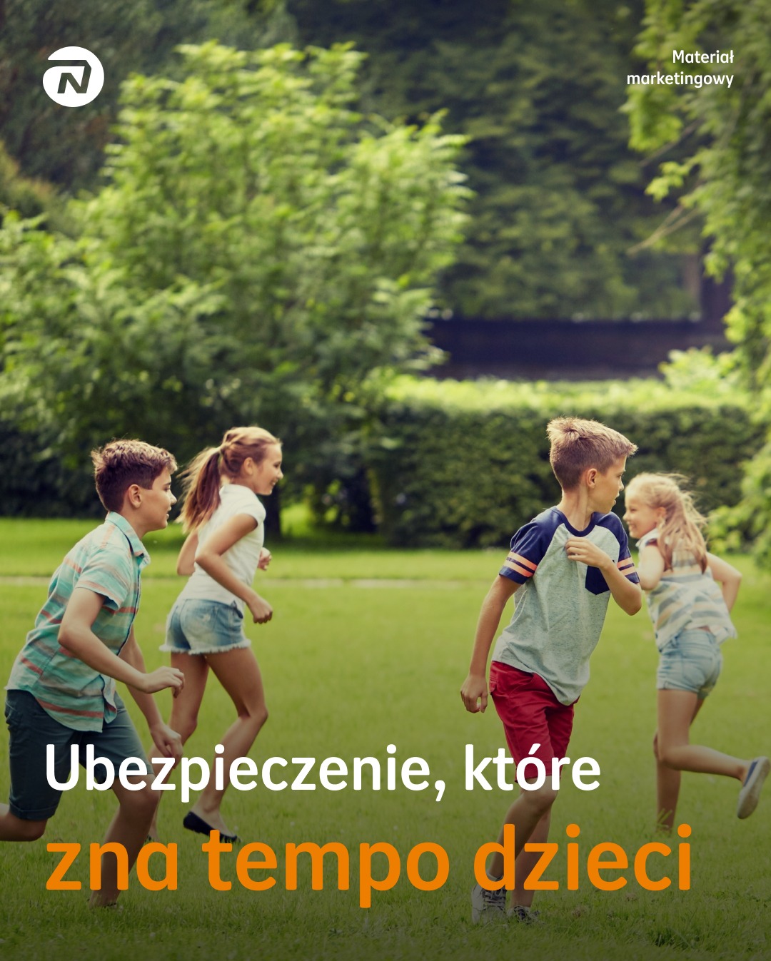 Czterech roześmianych dzieci biega po zielonej trawie w parku. Reklama ubezpieczenia z hasłem 'Ubezpieczenie, które zna tempo dzieci'.