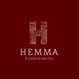 Logo firmy HEMMA Nieruchomości na bordowym tle z delikatnym wzorem topograficznym.