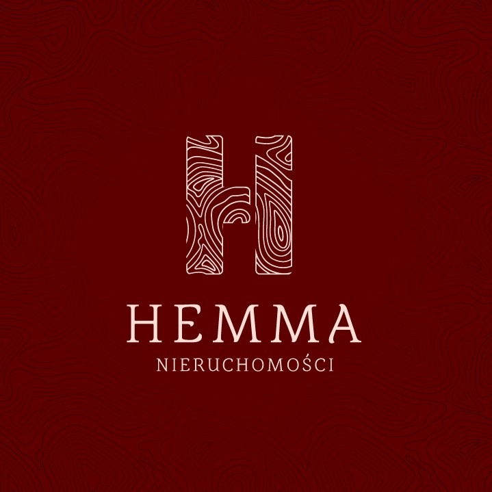 Logo firmy HEMMA Nieruchomości na bordowym tle z delikatnym wzorem topograficznym.