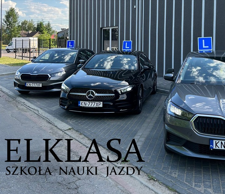 Flota pojazdów o różnych markach z symbolem 'L' na dachu, zaparkowana przed budynkiem z pionowymi panelami, prezentująca ofertę szkoły nauki jazdy.