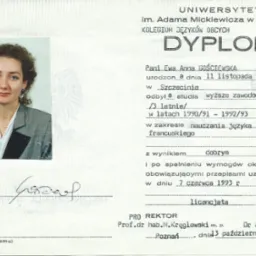 Skan dyplomu ukończenia studiów wyższych zawodowych w zakresie nauczania języka francuskiego, wydany przez Uniwersytet im. Adama Mickiewicza w Poznaniu w 1993 roku, z dołączonym zdjęciem absolwentki.
