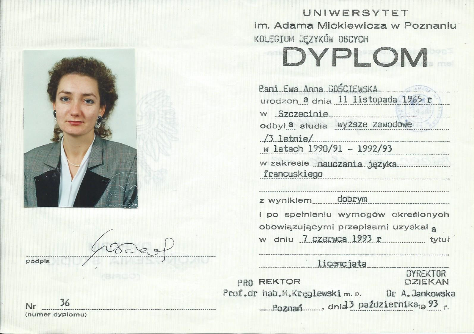 Skan dyplomu ukończenia studiów wyższych zawodowych w zakresie nauczania języka francuskiego, wydany przez Uniwersytet im. Adama Mickiewicza w Poznaniu w 1993 roku, z dołączonym zdjęciem absolwentki.