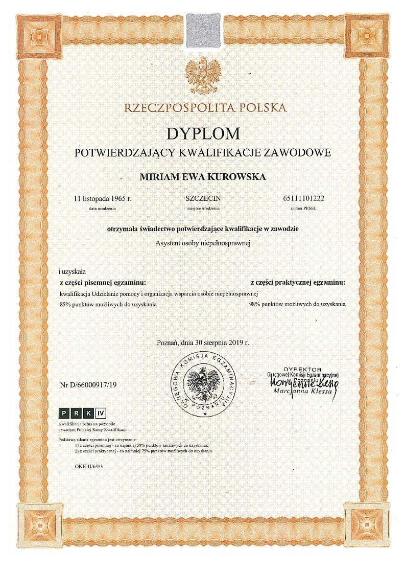 Skan dyplomu potwierdzającego kwalifikacje zawodowe Miriam Ewy Kurowskiej jako asystenta osoby niepełnosprawnej, z datą wydania 30 sierpnia 2019 w Poznaniu, zawierający szczegółowe wyniki...