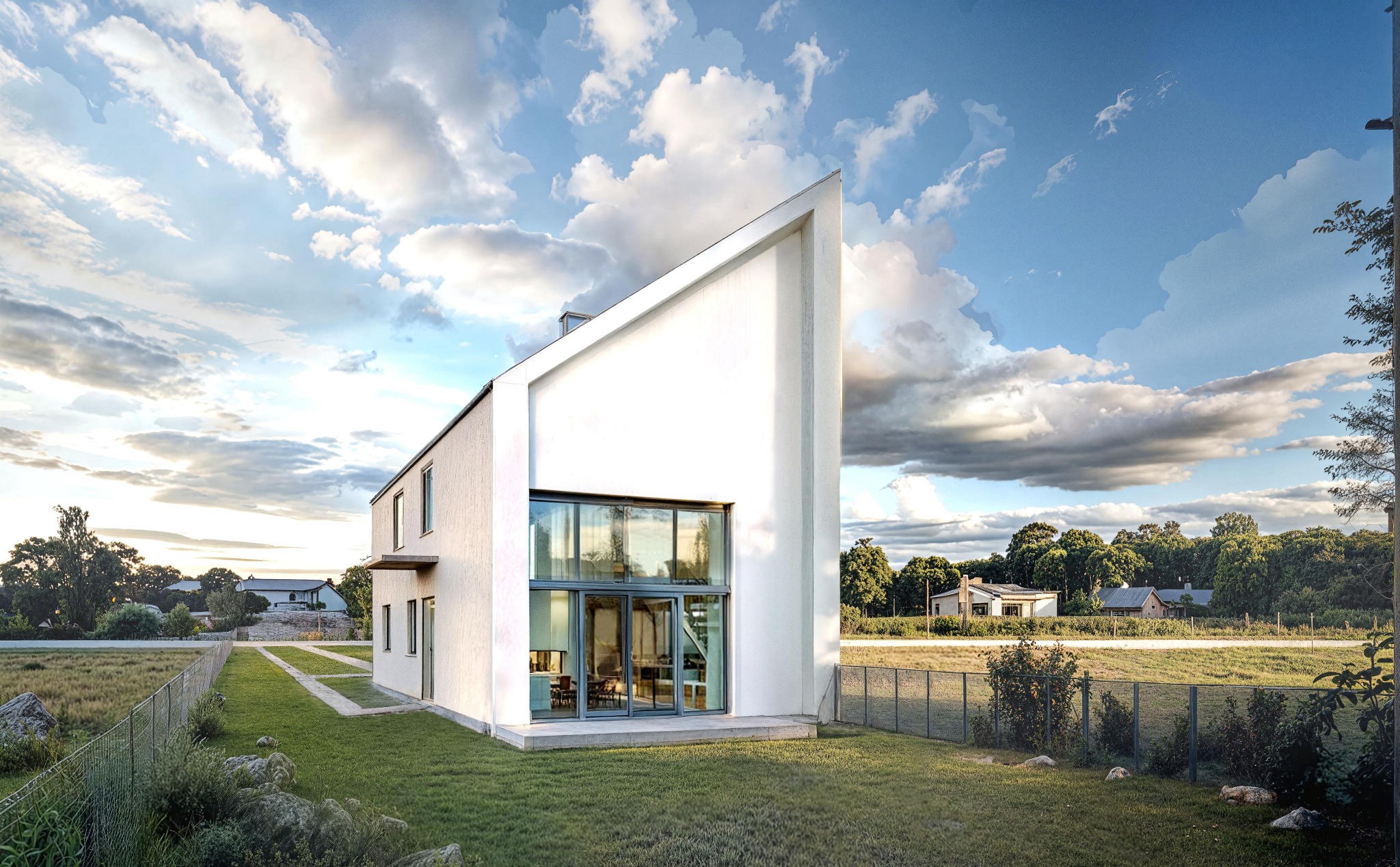 Wizualizacja nowoczesnego, białego domu z dużymi oknami i charakterystycznym trójkątnym szczytem, otoczonego zielonym trawnikiem i ogrodzeniem siatkowym.