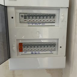 Niepełne wyposażenie rozdzielni uzupełnione ogranicznikiem przepięć oraz wyłącznikiem różnicowo-prądowym. Bezpieczeństwo to podstawa. 