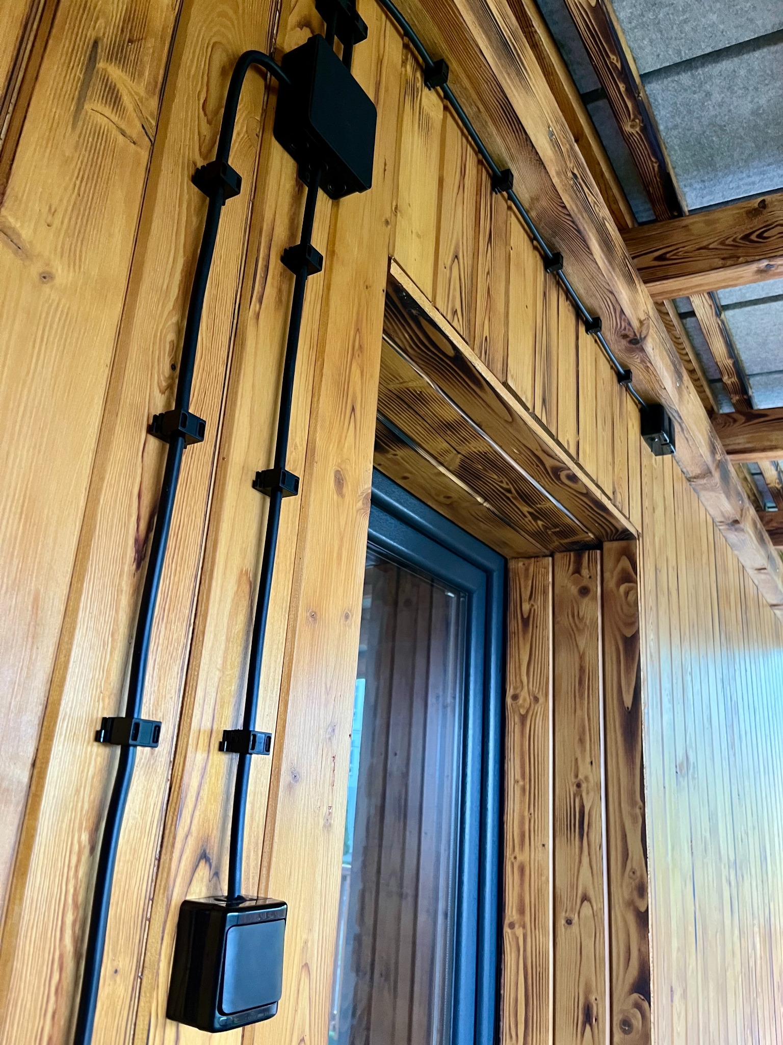 Czarny kolor idealnie wpasowuje się do drewna. Życzenie klienta zostało spełnione.