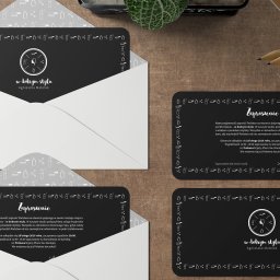 IMAGENCY Sp. z o.o. - Eleganckie zaproszenia na otwarcie studia fryzjersko-stylistycznego, z logo i danymi adresowymi, w białych kopertach z subtelnym wzorem, obok ołówków w metalowym pojemniku.