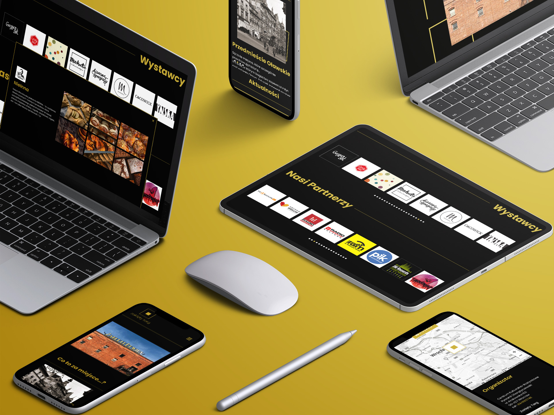 Ekran laptopa, tabletu i smartfonów wyświetlających stronę internetową z logotypami partnerów i wystawców, widok z góry na żółtym tle.
