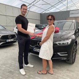 W naszej branży nie zawsze nosimy krawat. Zadowolony klient odbierający auto od firmy współpracującej :) 