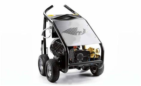 Profesjonalna myjka ciśnieniowa na czterech kołach, z widocznym silnikiem i pompą, na białym tle.