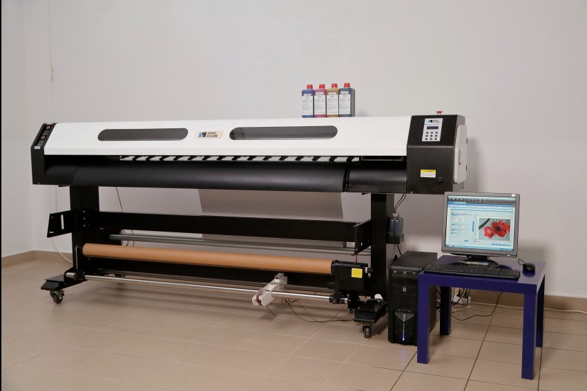 Szerokoformatowa drukarka atramentowa Sino Color z komputerem i zapasem tuszy, gotowa do pracy.
