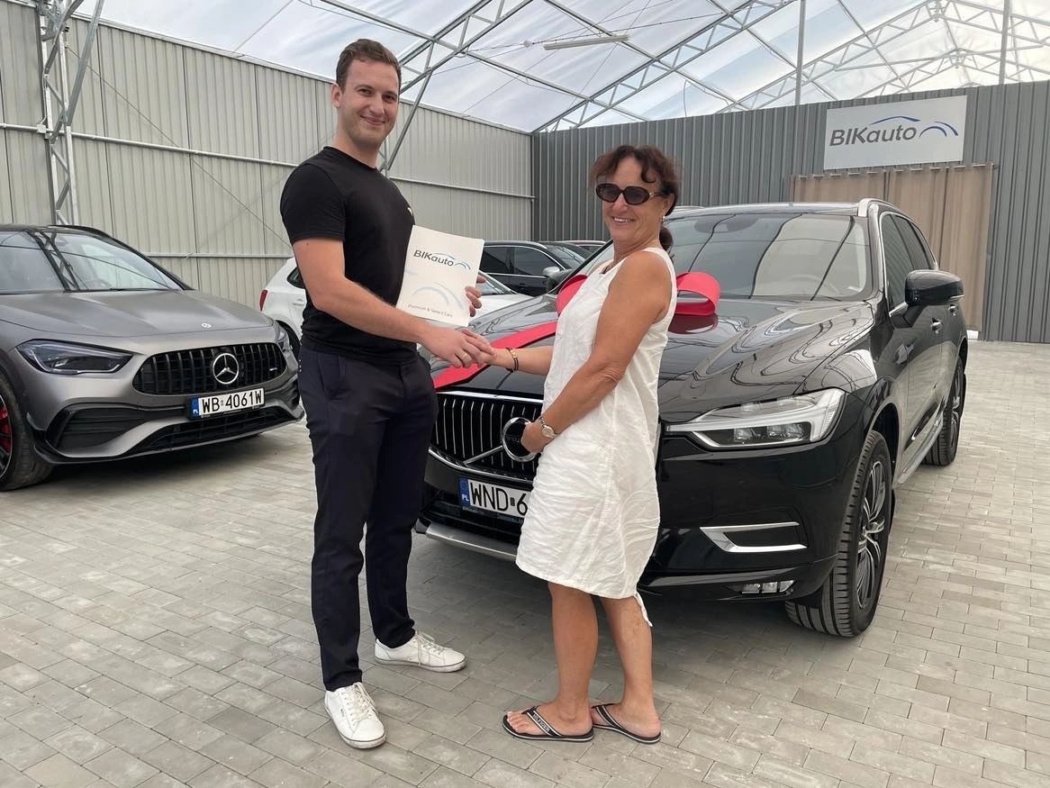 W naszej branży nie zawsze nosimy krawat. Zadowolony klient odbierający auto od firmy współpracującej :)