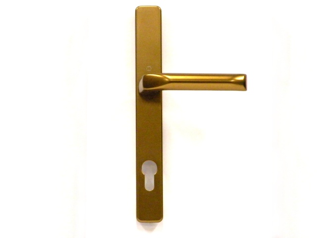 Złota klamka z długim szyldem i otworem na klucz, widoczna na białym tle.