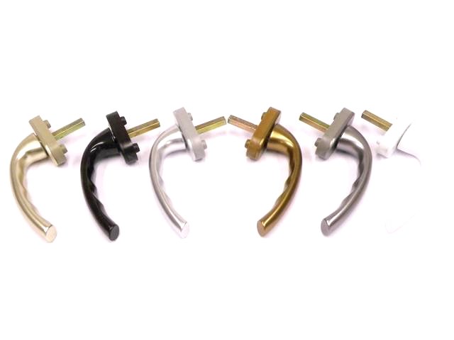 Prezentacja sześciu klamek okiennych w różnych kolorach (złoty, czarny, srebrny, brązowy, szary, biały) na białym tle, z widocznym trzpieniem.