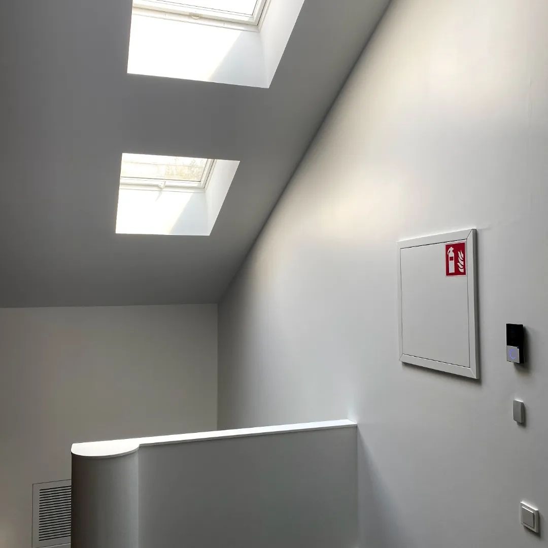 Фарбування стін компресором.