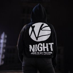 MTDesign Michał Tarnaski - Osoba w czarnej bluzie z kapturem, na której plecach widnieje biały okrągły nadruk z abstrakcyjnym wzorem, poniżej napis 'NIGHT' z efektem rozmycia, a jeszcze niżej slogan 'DRIVE IS MY PASSION'...