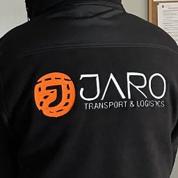 MTDesign Michał Tarnaski - Czarna kurtka robocza z haftowanym logo firmy transportowej JARO na plecach, widok z tyłu.