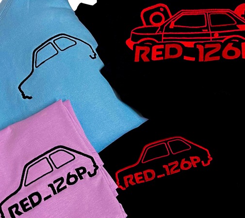 Trzy koszulki w kolorach: czarnym, błękitnym i różowym, z haftowanymi wzorami konturów samochodu i napisem 'RED_126PJ', na czarnej koszulce dodatkowo grafika aparatu.
