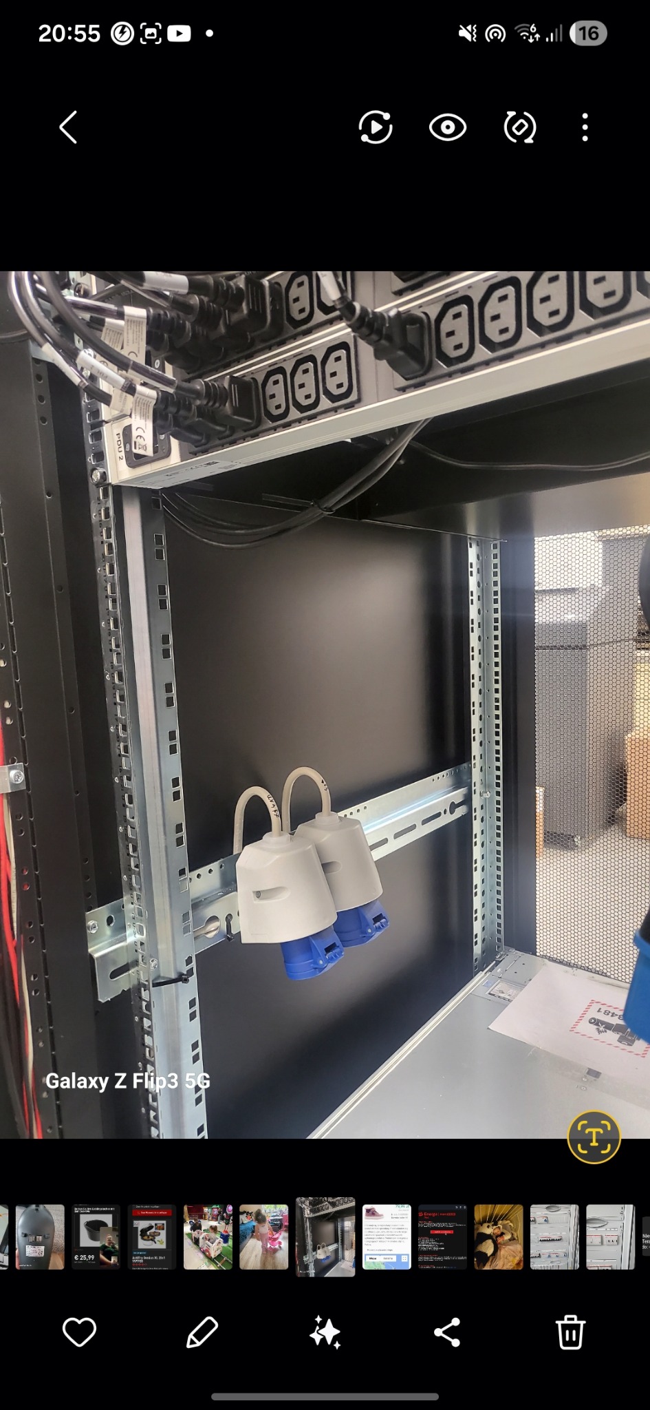 Wnętrze szafy rack z zamontowanymi listwami zasilającymi i dwoma gniazdami siłowymi na wsporniku. Widoczne kable i elementy montażowe.