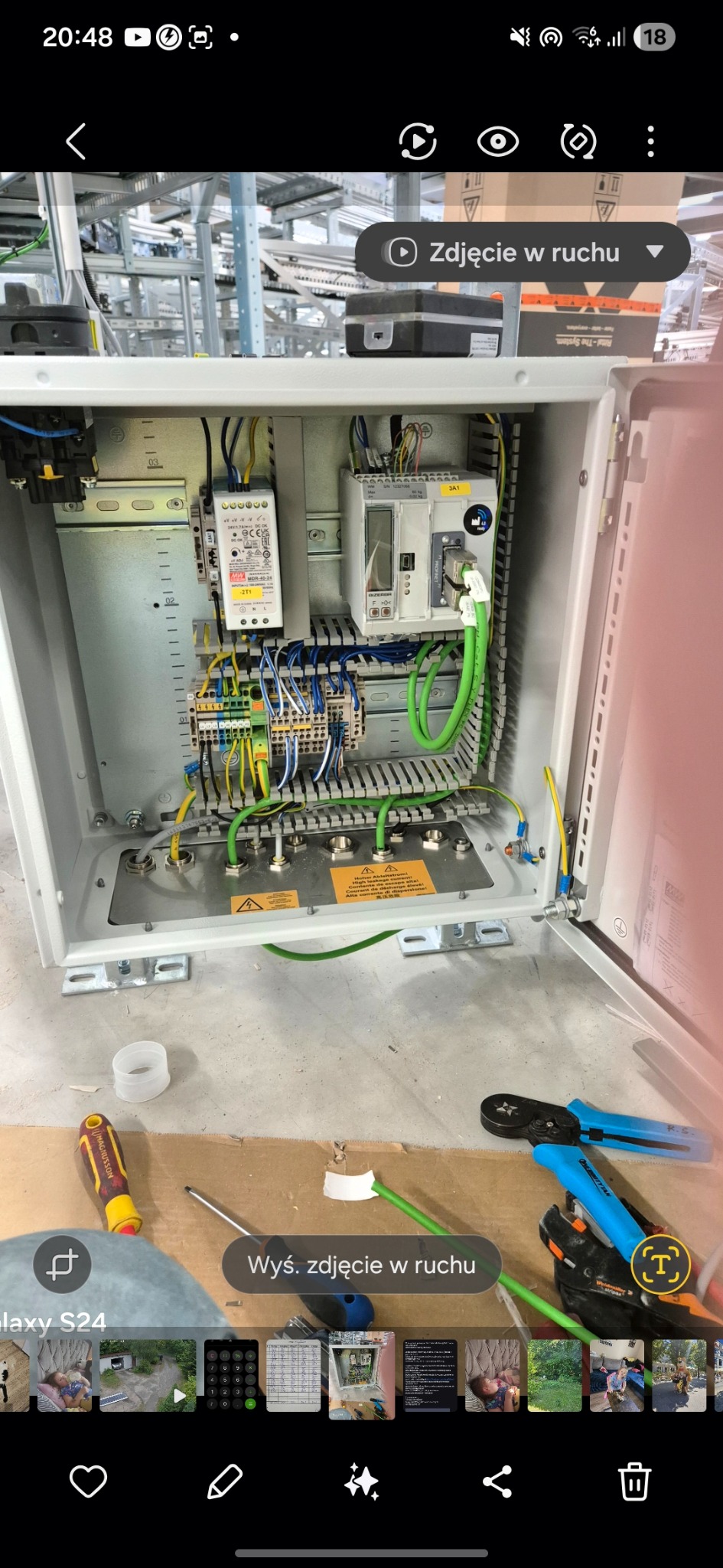 Otwarta szafa sterownicza z okablowaniem i elementami automatyki w Gdyni. Widoczne narzędzia: zaciskarka i śrubokręt. Precyzyjne połączenia, estetyczne ułożenie przewodów.