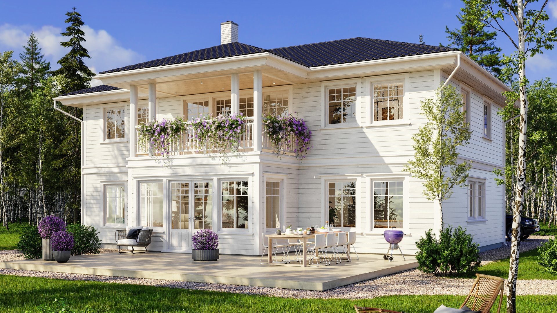 Dwukondygnacyjny biały dom z drewnianą elewacją, balkonem ozdobionym fioletowymi kwiatami, tarasem z meblami ogrodowymi i grillem, otoczony zielenią.