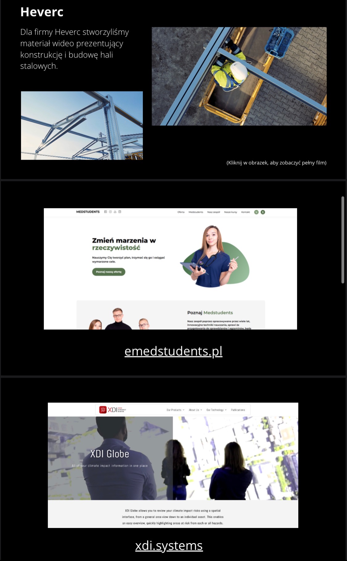 Ujęcie z drona prezentujące montaż konstrukcji stalowej hali przez pracownika w kamizelce odblaskowej, z widocznym dachem i narzędziami w niebieskim pojemniku.