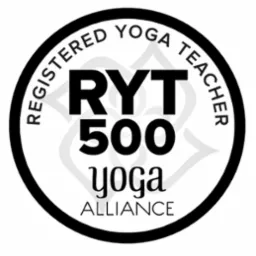 Okrągła czarno-biała odznaka z napisem 'Registered Teacher RYT 500 Alliance' na białym tle z delikatnym wzorem kwiatowym w tle.