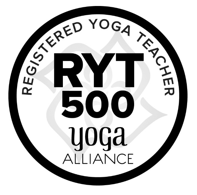 Okrągła czarno-biała odznaka z napisem 'Registered Teacher RYT 500 Alliance' na białym tle z delikatnym wzorem kwiatowym w tle.