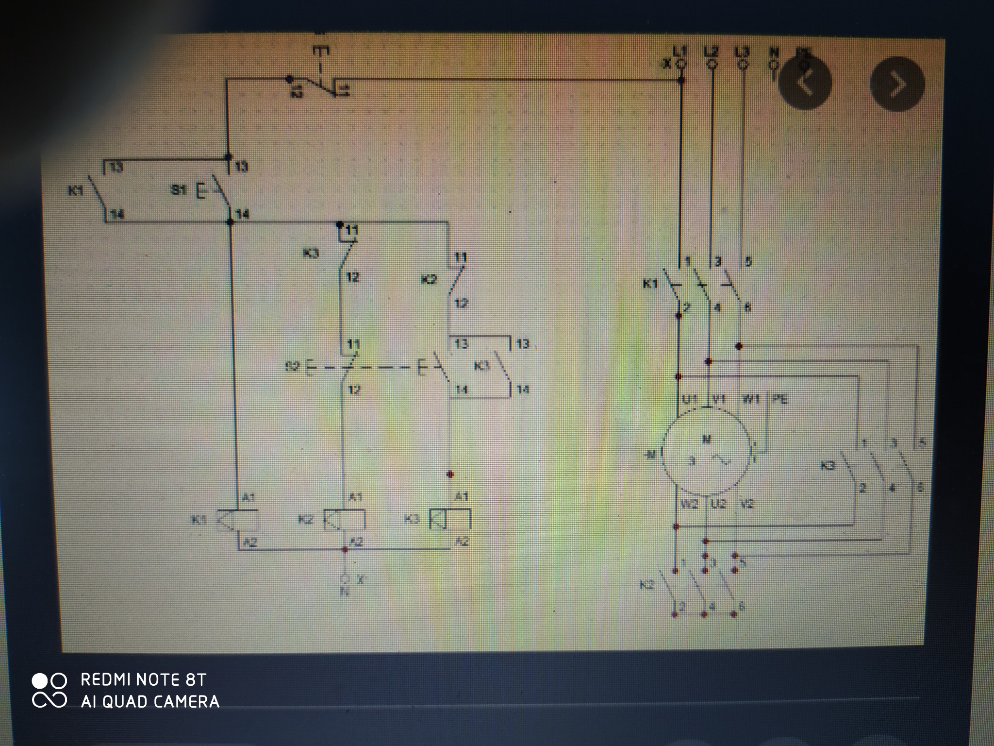 Schemat elektryczny silnika trójfazowego z widocznymi oznaczeniami styków, cewek i połączeń, wyświetlany na ekranie urządzenia mobilnego.