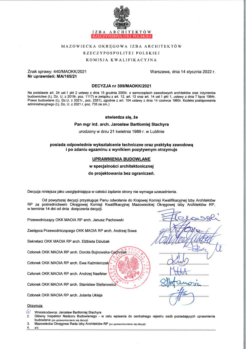 Skan decyzji o nadaniu uprawnień budowlanych w specjalności architektonicznej, wydanej przez Mazowiecką Okręgową Izbę Architektów RP, z podpisami członków komisji kwalifikacyjnej i pieczęcią.
