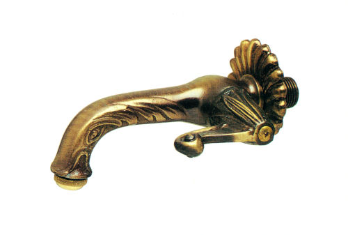 Mosiężny kran ogrodowy w stylu retro z dekoracyjnymi elementami roślinnymi i motywem ludzkiej twarzy, widoczny na białym tle.