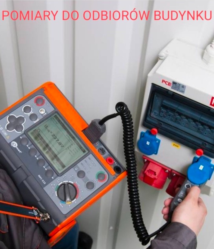 Pomiar napięcia 237.8V miernikiem elektrycznym MPT-525 podczas odbioru instalacji w budynku, widoczna skrzynka elektryczna PCE z gniazdami pomiarowymi.