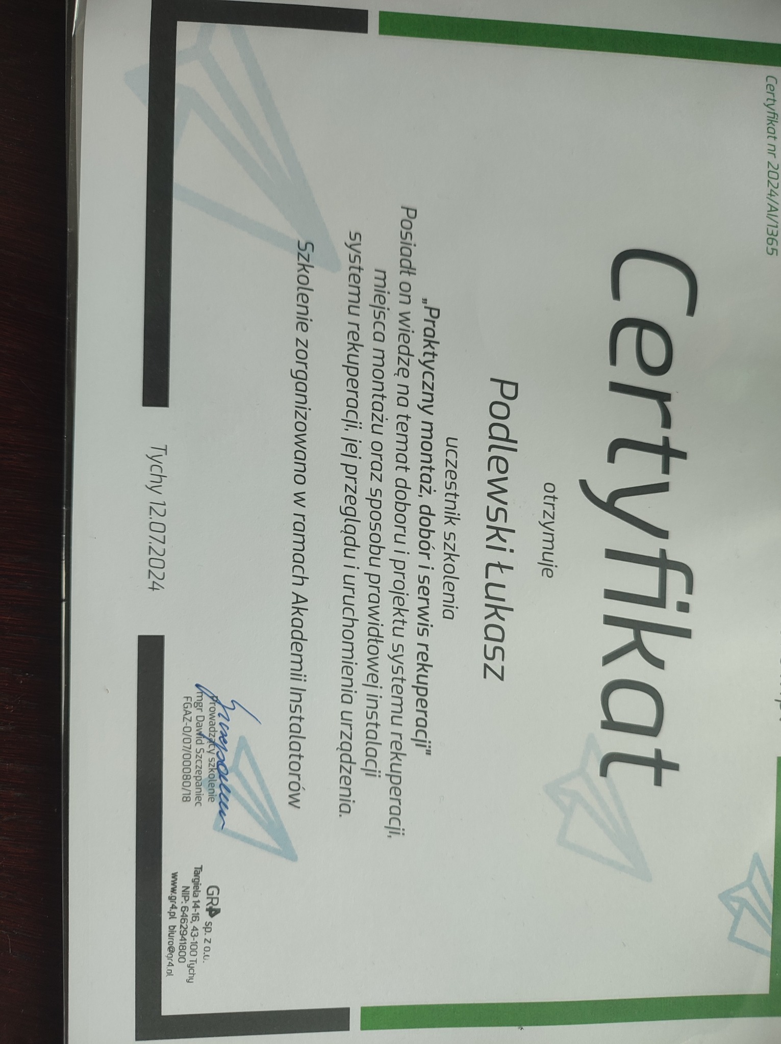 Certyfikat ukończenia szkolenia z zakresu montażu, doboru i serwisu rekuperacji, wystawiony dla Łukasza Podlewskiego przez Akademię Instalatorów, prowadzony przez mgr. Dawida Szczepańca.