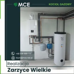 Kocioł gazowy i zasobnik ciepłej wody Kospel z instalacją w Zarzyce Wielkie, prezentowane jako realizacja firmy MCE. Widoczne rury, zbiorniki wyrównawcze i osprzęt.