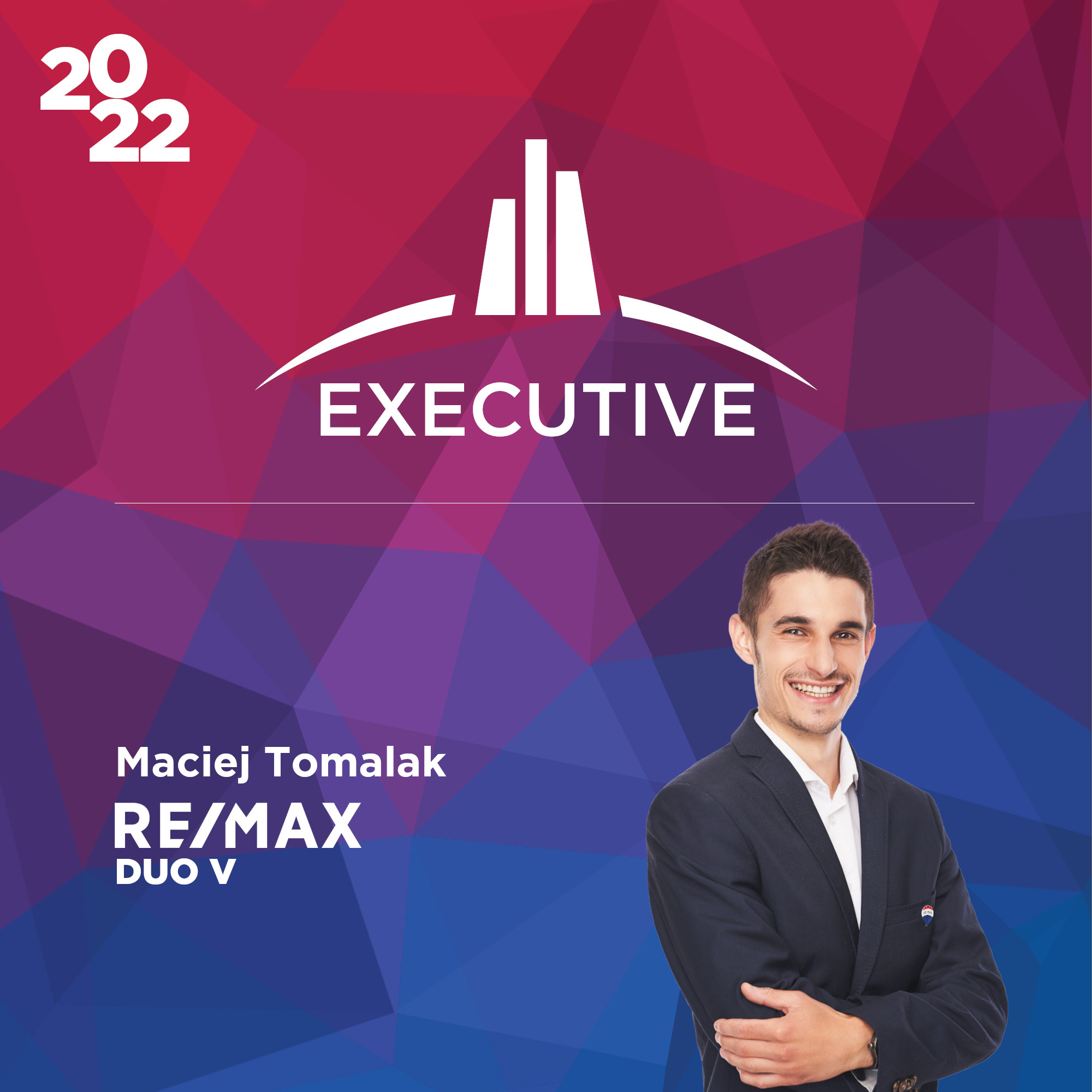 Portret uśmiechniętego mężczyzny w garniturze na tle grafiki z logo firmy Executive i nazwą Maciej Tomalak RE/MAX DUO V.
