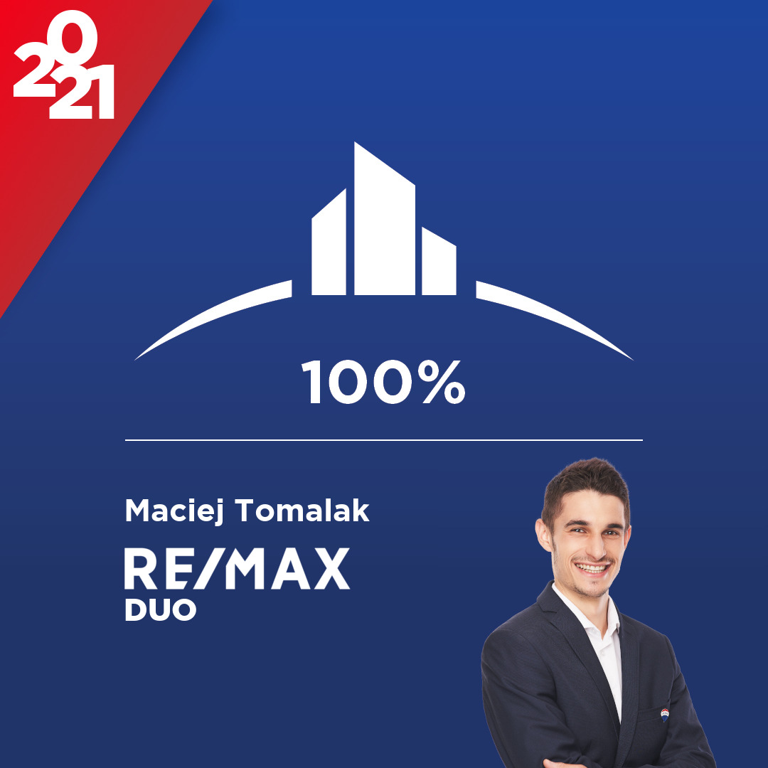 Grafika reklamowa Macieja Tomalaka z RE/MAX DUO, przedstawiająca logo firmy z motywem budynków i napisem 100% na niebieskim tle, z uśmiechniętym portretem agenta w prawym dolnym rogu.