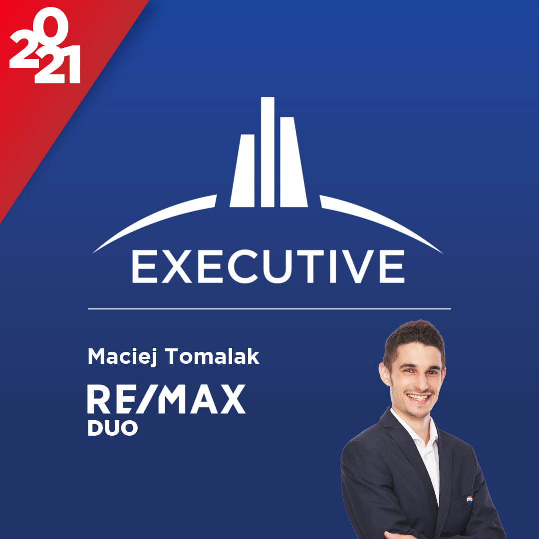 Grafika reklamowa agencji nieruchomości RE/MAX Duo z uśmiechniętym Maciejem Tomalakiem na niebieskim tle, logo Executive i rokiem 2021 w lewym górnym rogu.