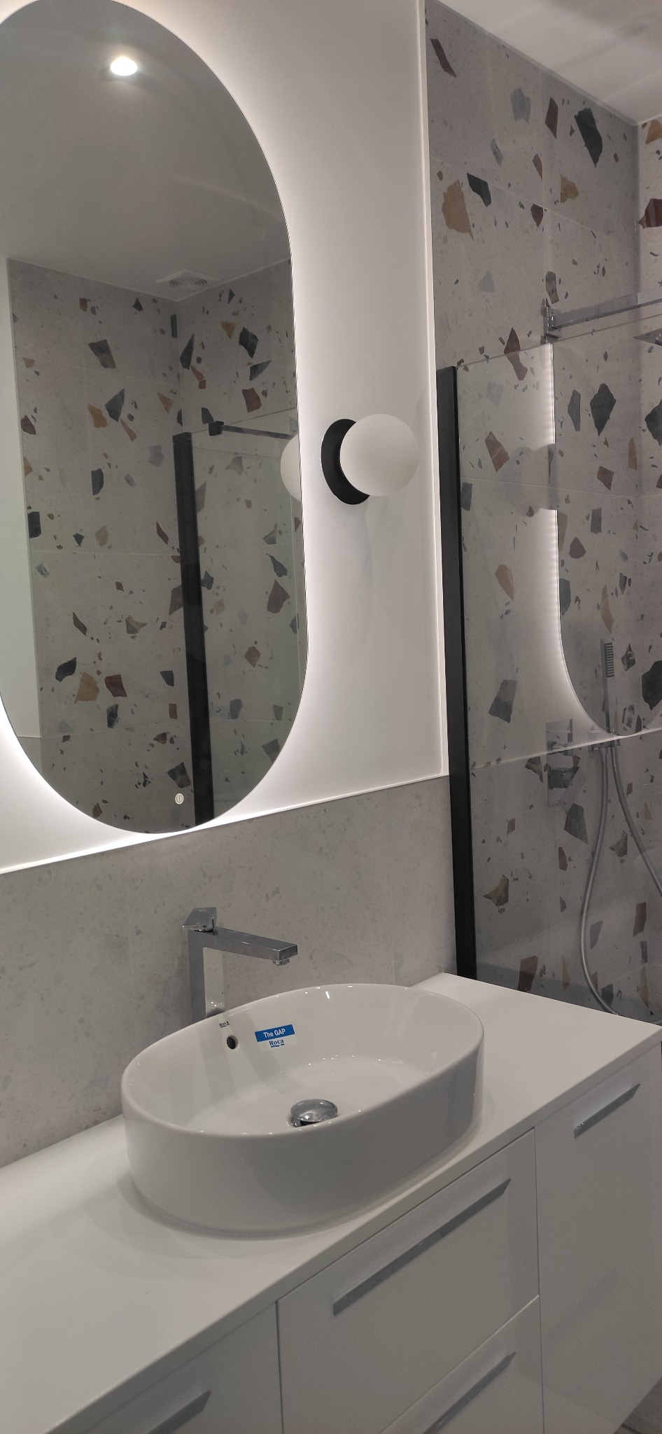 Idealnie położona gładź pod lustro z bocznym oświetleniem.