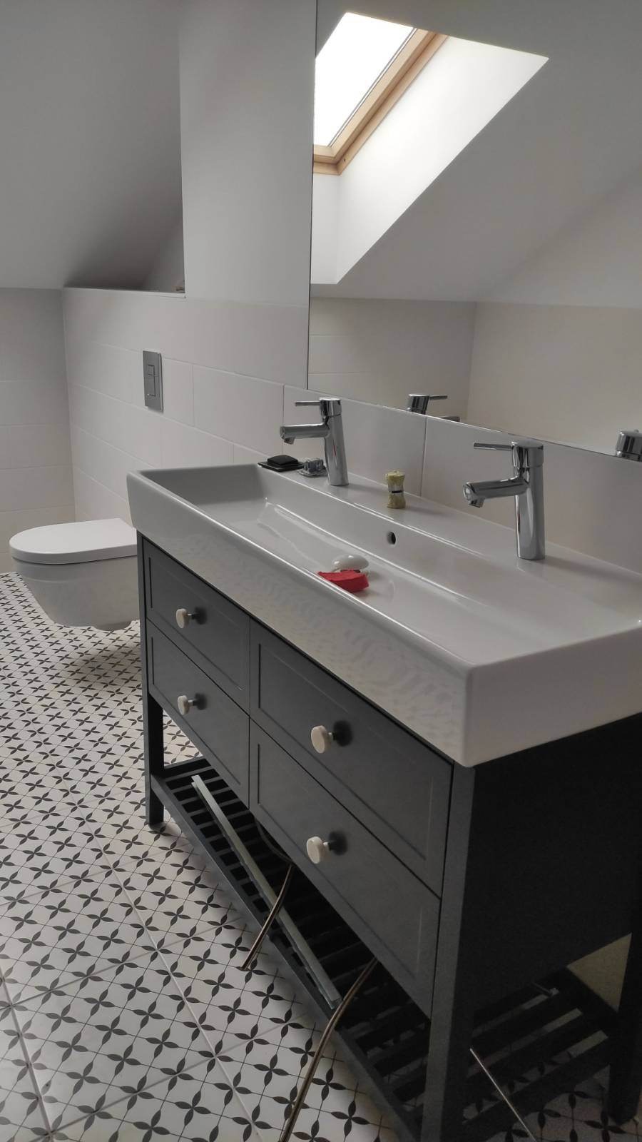 podwójna umywalka w domu jednorodzinnym.