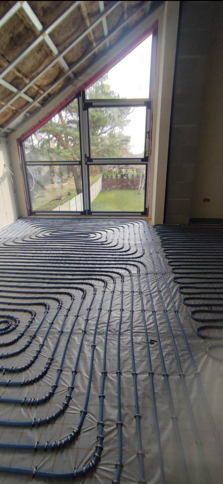 Symetryczne rozprowadzenie ogrzewania podłogowego w domu jednorodzinnym.