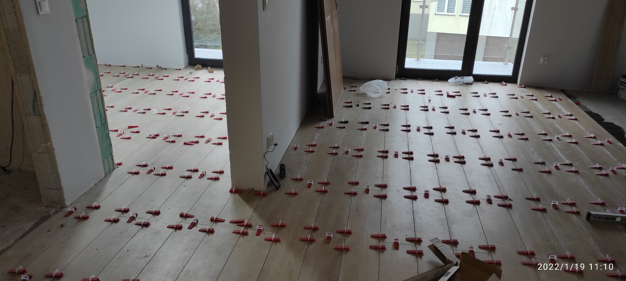 Układanie płytek specjalnym systemem poziomującym