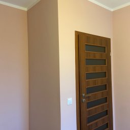 Wiesław Siłka - Świeżo pomalowane wnętrze z drzwiami wewnętrznymi z przeszkleniami, widoczna puszka z farbą w rogu pomieszczenia.