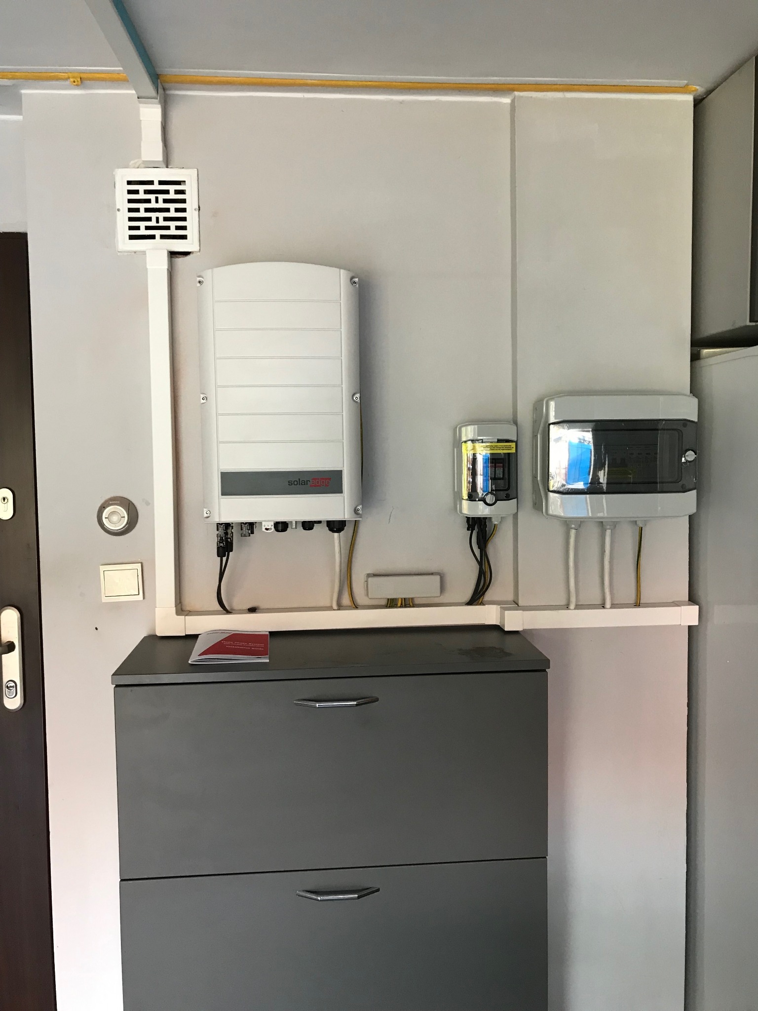 Montaż falownika SolarEdge oraz zabezpieczeń prądu zmiennego AC, oraz stałego DC