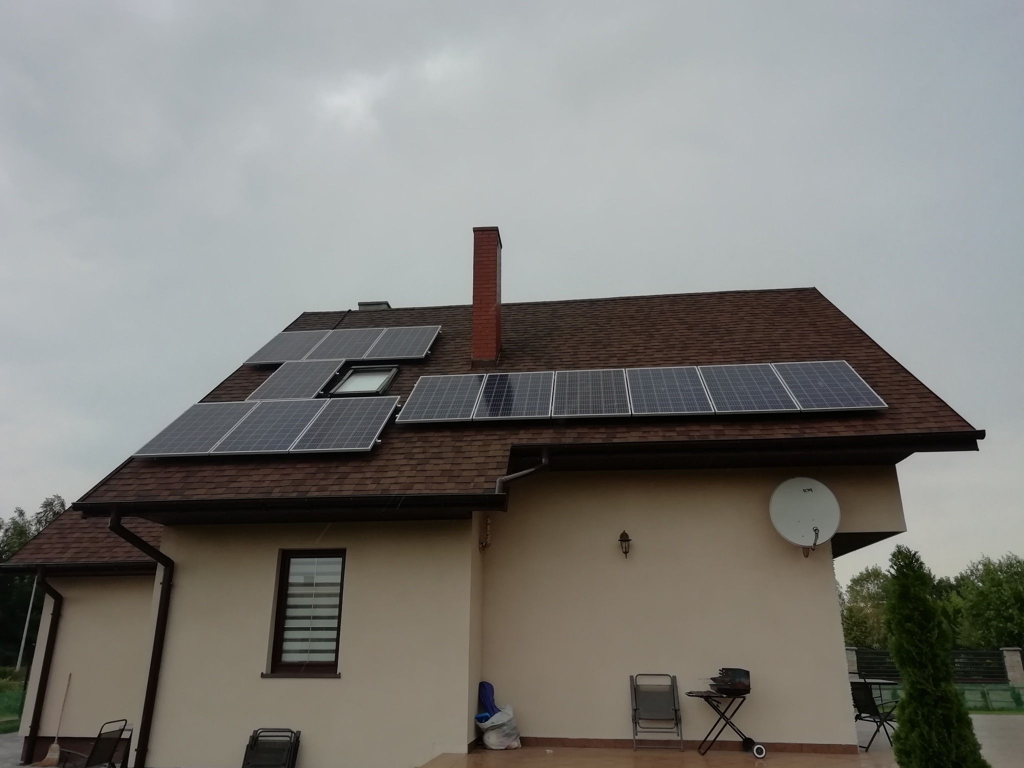 Instalacja na dachu typu 'gont bitumiczny'