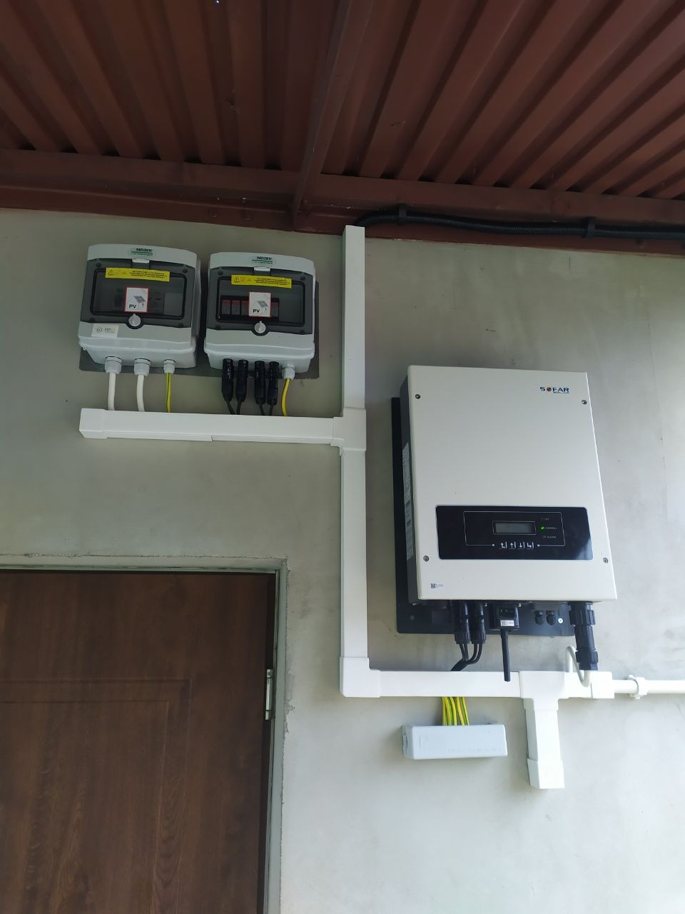 Montaż falownika Sofar, zabezpieczeń zmiennego prądu AC, stałego prądu DC oraz miejscowej szyny wyrównawczej